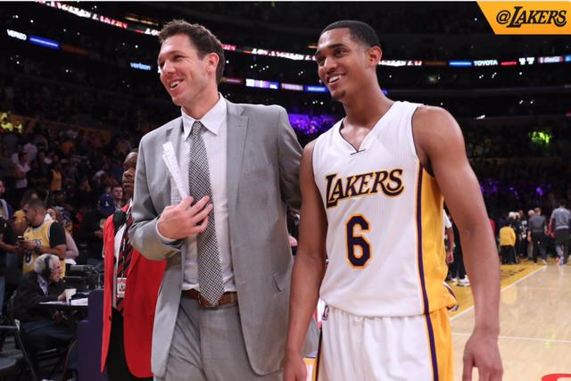 球场不只是 球场不只是